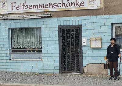 Kommissar Kotze vor der Fettbemmenschänke in Meißen