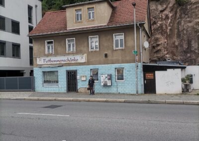 Kommissar Kotze vor der Fettbemmenschänke in Meißen